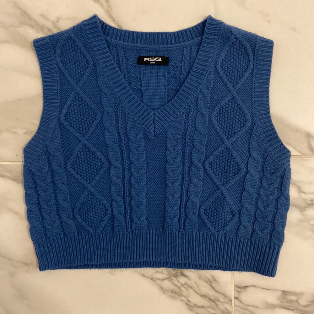 This is a knitted vest dark blue, very soft! I’ve worn once! Great condition!
